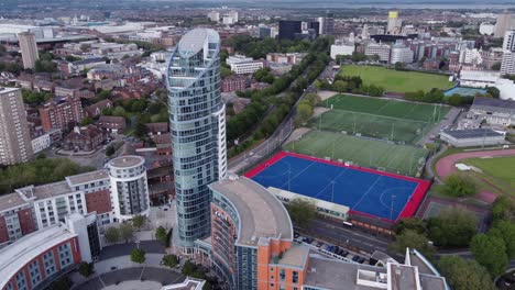 vista aérea de los edificios de apartamentos de gunwharf quays y del centro comercial en portsmouth, inglaterra - disparo de drones