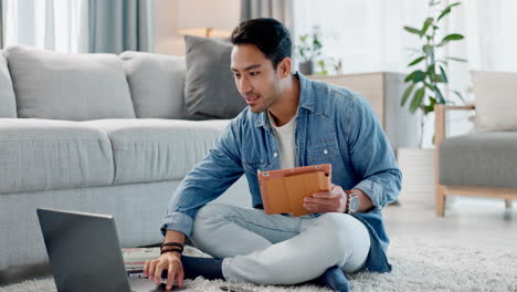 Computadora-Portátil-En-Casa,-Tableta-Y-Hombre-Feliz-Escribiendo