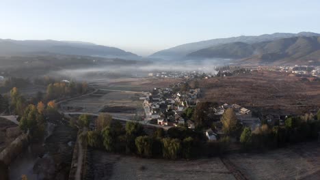 Provincia-De-Yunnan-China,-Pueblo-Agrícola-Rural-En-El-Campo,-Amanecer-Aéreo