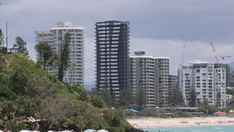 progreso del desarrollo urbano cerca de una playa