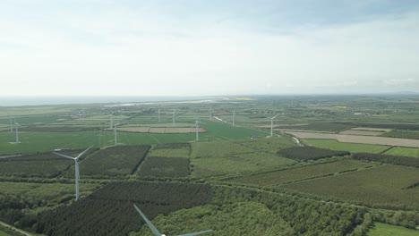 Windkraftanlage-Auf-Einem-Riesigen-Bauernhof,-Der-Erneuerbare-Energien-Für-Eine-Saubere-Natur-In-Der-Grafschaft-Wexford-In-Irland-Nutzt