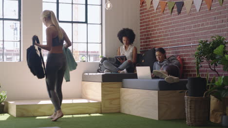 Joven-Mujer-De-Negocios-Haciendo-Meditación-De-Yoga-Disfrutando-Del-Ejercicio-De-Atención-Plena-Sentada-Relajada-En-Un-Lugar-De-Trabajo-De-Oficina-Moderno-Durante-La-Pausa-Del-Almuerzo