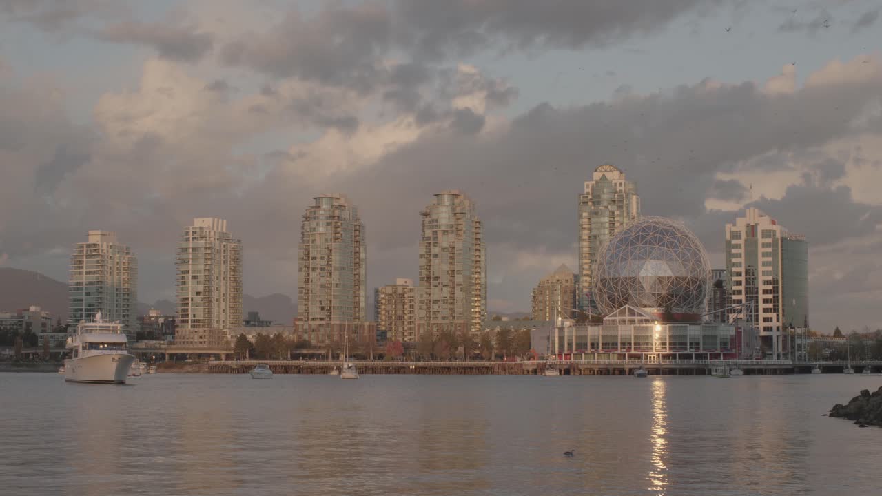 해가 질 때 거짓 개울에서 과학 세계와 카누의 저속 촬영