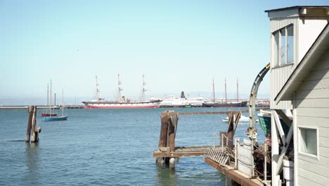 Varios-Barcos-Estacionados-En-La-Costa