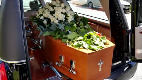 captura de pantalla de un ataúd funerario en un coche fúnebre o capilla o entierro en el cementerio