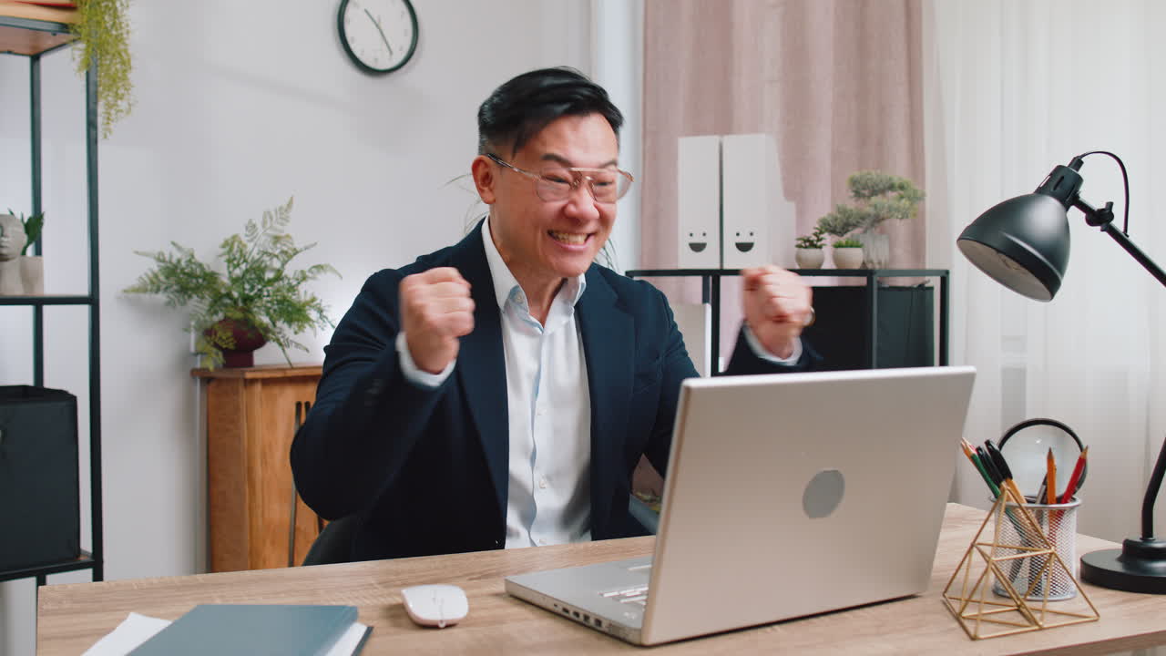 사업가 우승자 사무실에서 노트북으로 탐색 타이핑 큰 복권 우승을 축하 좋은 소식