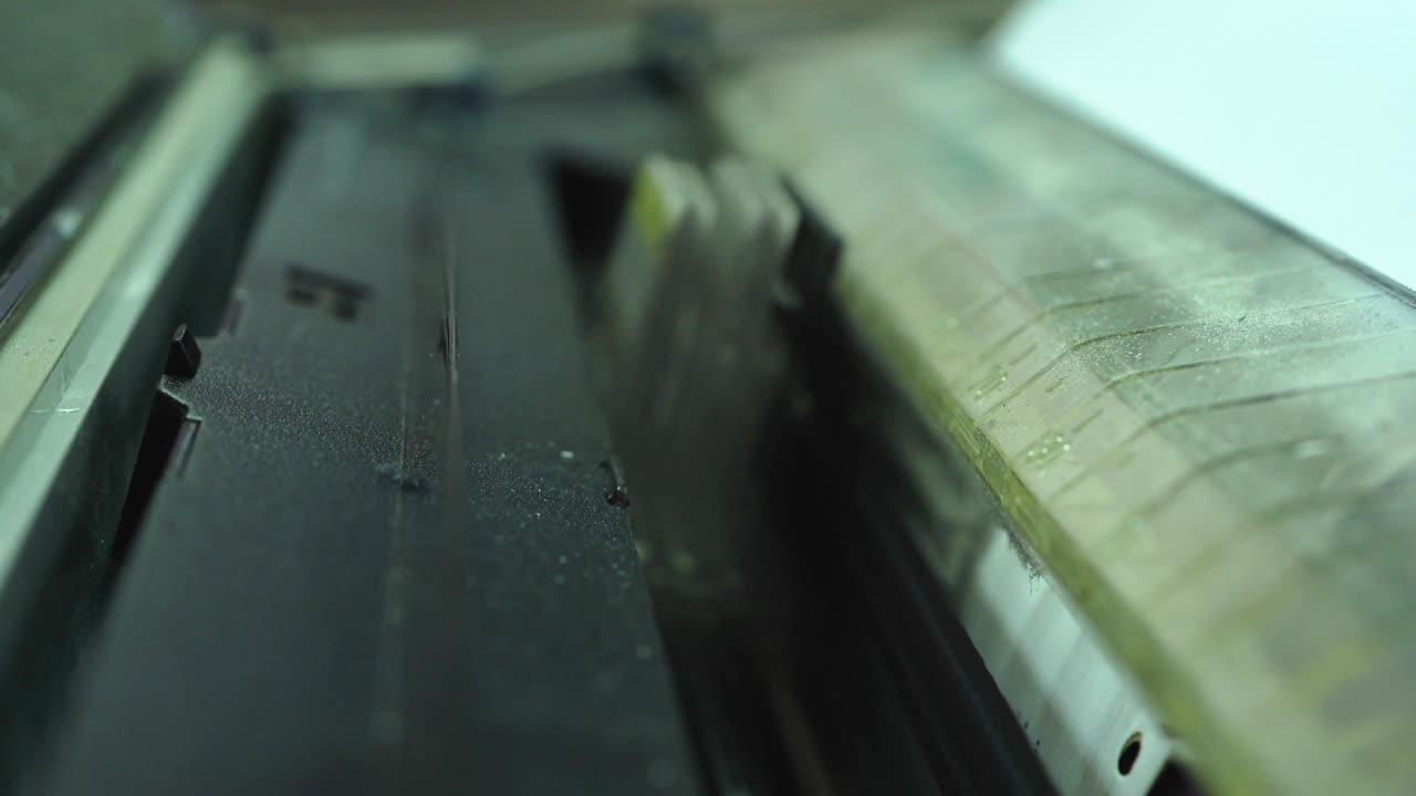 오래된 점 매트릭스 프린터는 흑백으로만 인쇄할 수 있고, 타이핑할 때 시끄럽고, 빈티지 스타일입니다.