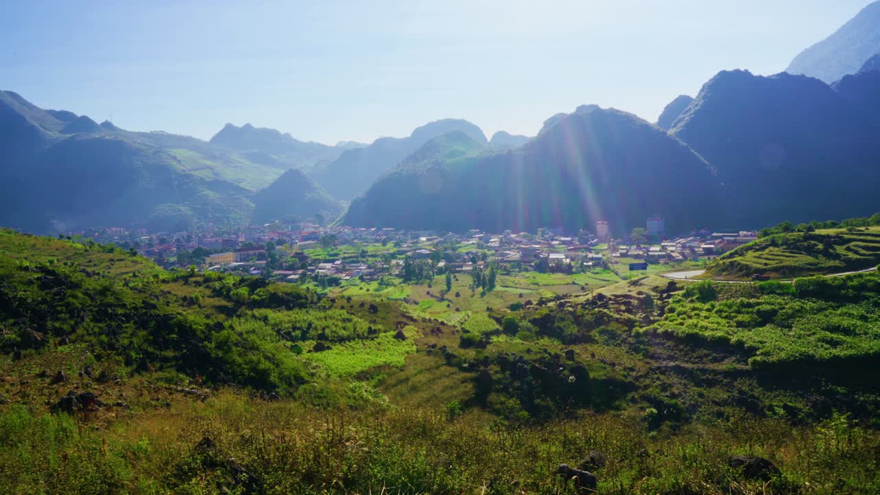 해가 뜨면 하 산맥에 있는 메오바크의 작은 마을.