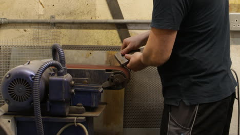 Linishers-Amoladoras-De-Cinta-Trabajador-Artesano-Cerrar-Aceite-De-Trabajo-Un-Trozo-De-Madera-En-El-Taller