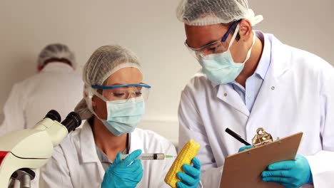científico tomando notas en el experimento de alimentos