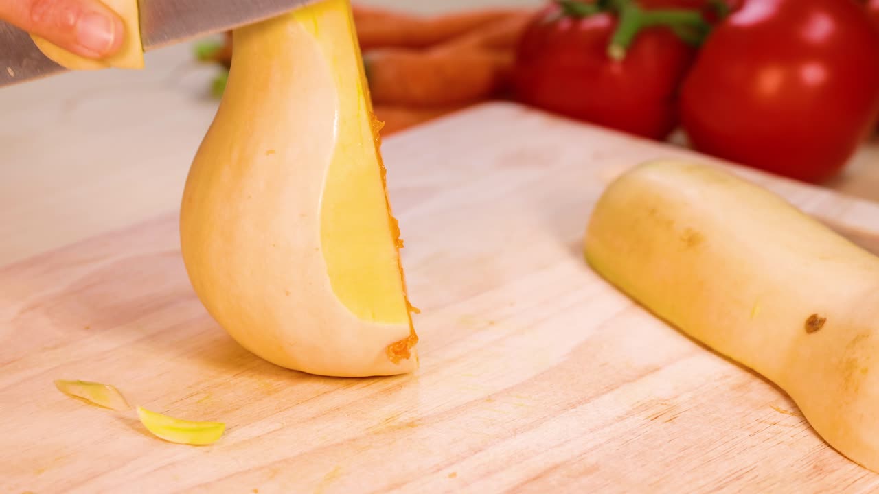 단계별로 butternut squash의 질을 벗기기