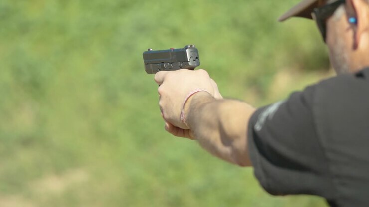 Pistolskud med 240fps med sænkning af våben efter skud
