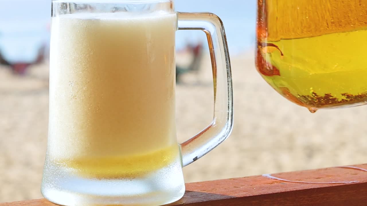 cerveza fría en la playa