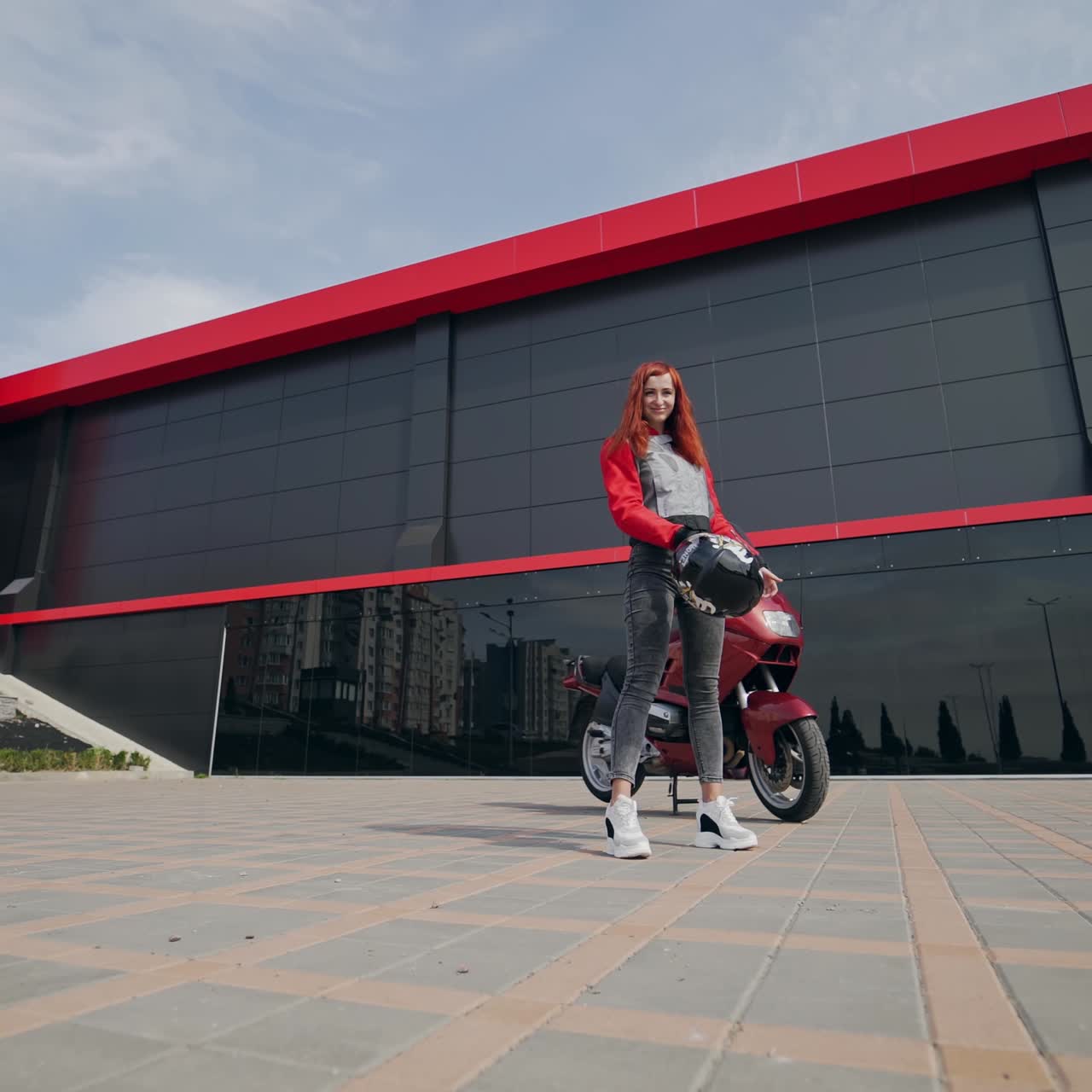Motociclista ragazza con giacca