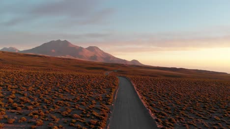 Toma-Cinematográfica-Aérea-De-Un-Camino-De-Tierra-Al-Atardecer-En-El-Desierto-De-Atacama,-Chile,-Sudamérica