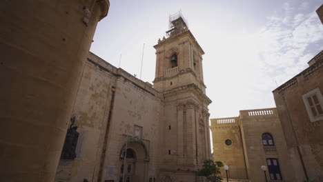 dolly hacia adelante, inclinación hacia arriba, tiro de la iglesia en el casco antiguo de la valeta, malta