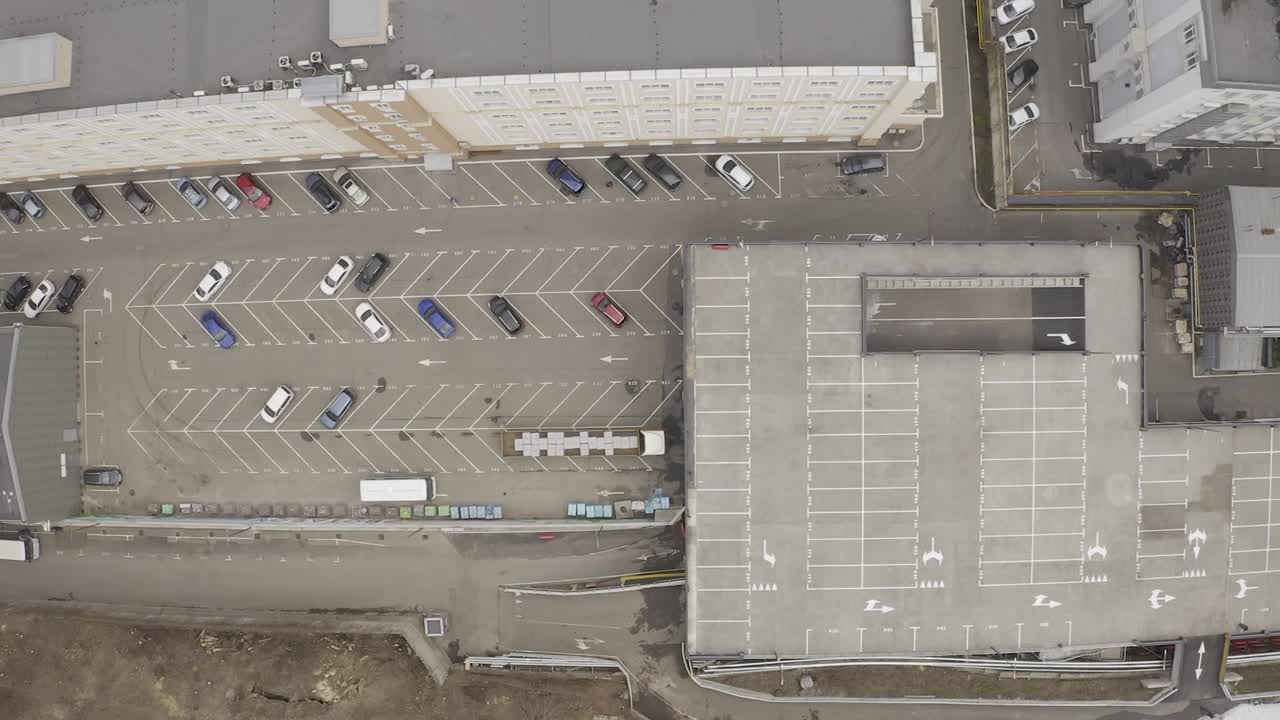 vista aérea de un estacionamiento y edificios de varios pisos