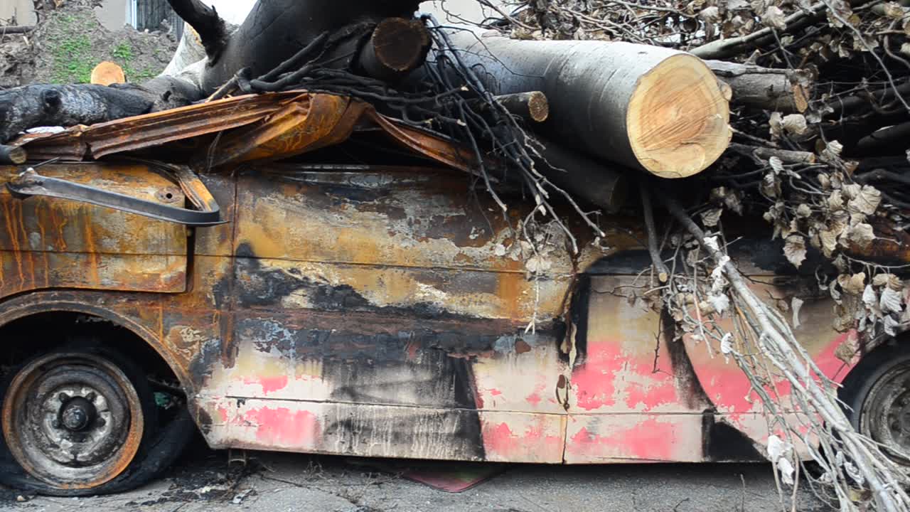 L'auto bruciata. Fuoco e auto