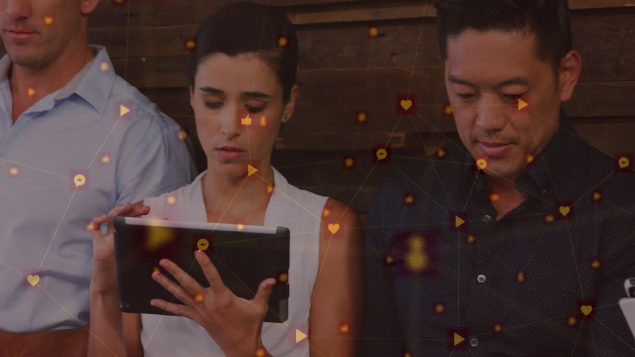 animación de iconos de medios sobre diversas personas de negocios que usan tabletas