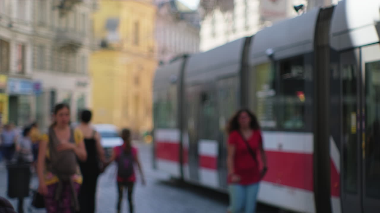 트램 을 타고 있는 도시 거리 장면