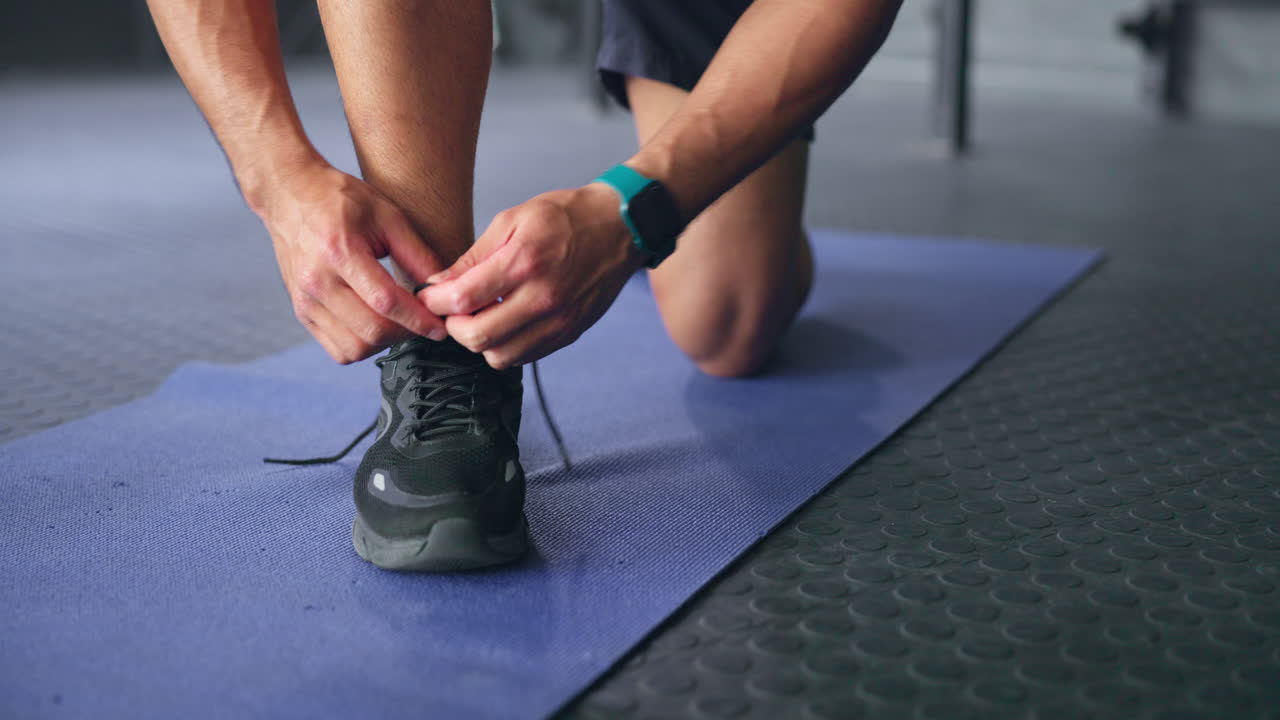 Fitness, uomo e laccio della scarpa per l'allenamento sportivo