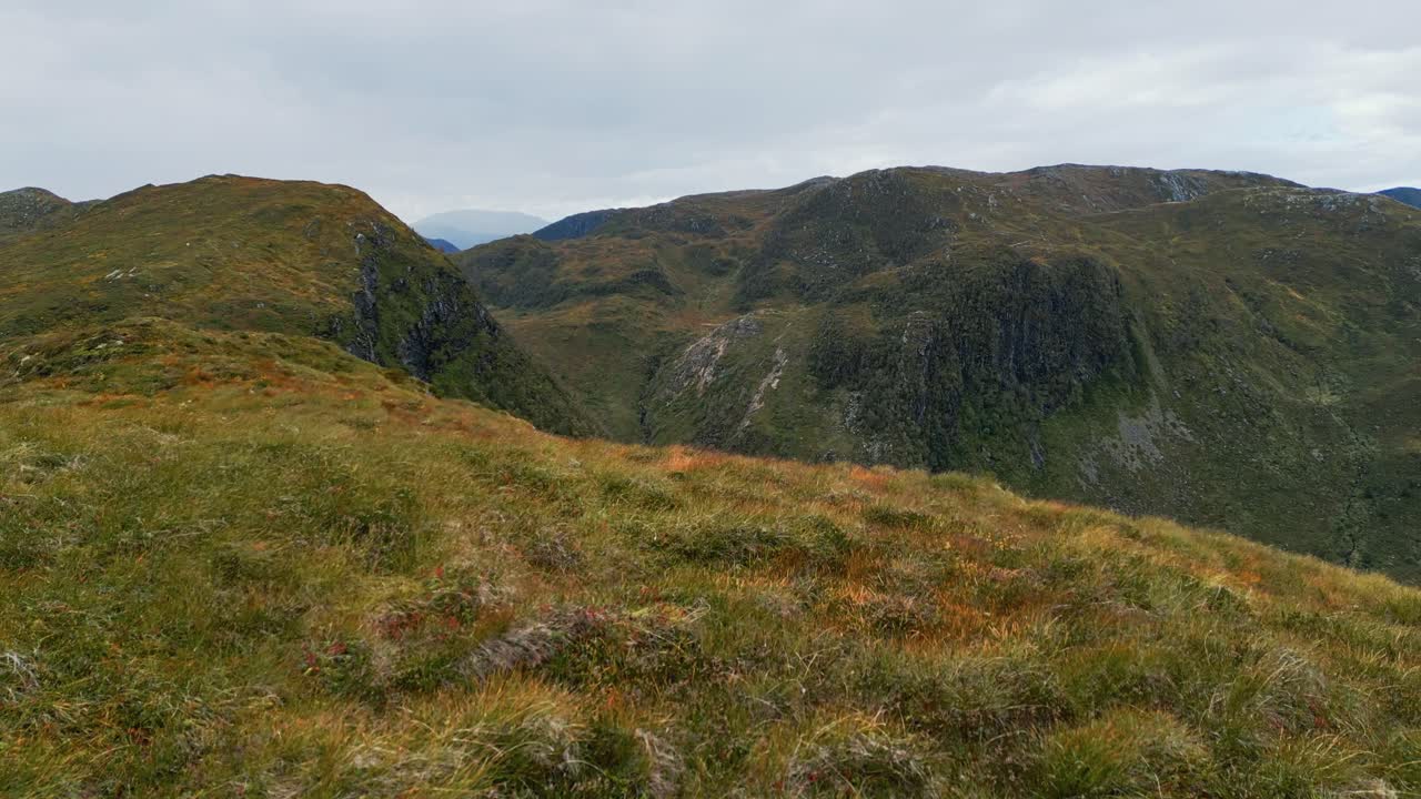 노르웨이의 바닐벤 시 근처의 험한 언덕 위에서 찍은 사진