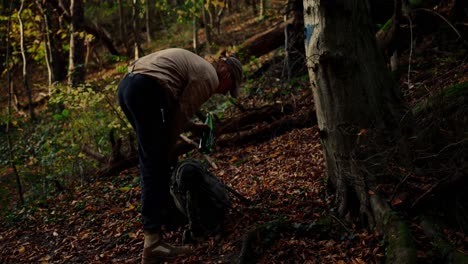 Excursionista-En-Botella-De-Embalaje-Forestal-En-Su-Mochila,-Continuar-Su-Viaje,-Otoño,-Dürnstein