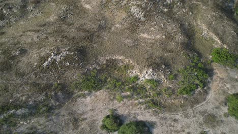 Impresionante-Vista-Aérea-Colina-Ascendente-Hasta-El-Faro-Ubicado-En-La-Cima,-Isla-Caribeña