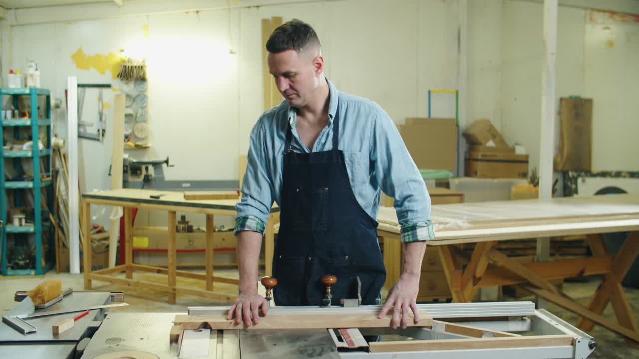 Schreiner bei der Arbeit. Holzschneiden an der Maschine. Nahaufnahme von Männerhänden.