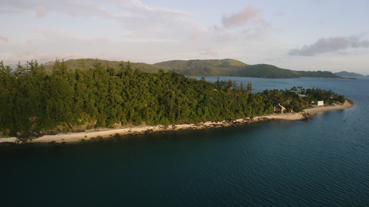 바다 한가운데 나무와 하얀 모래 해변이 있는 섬