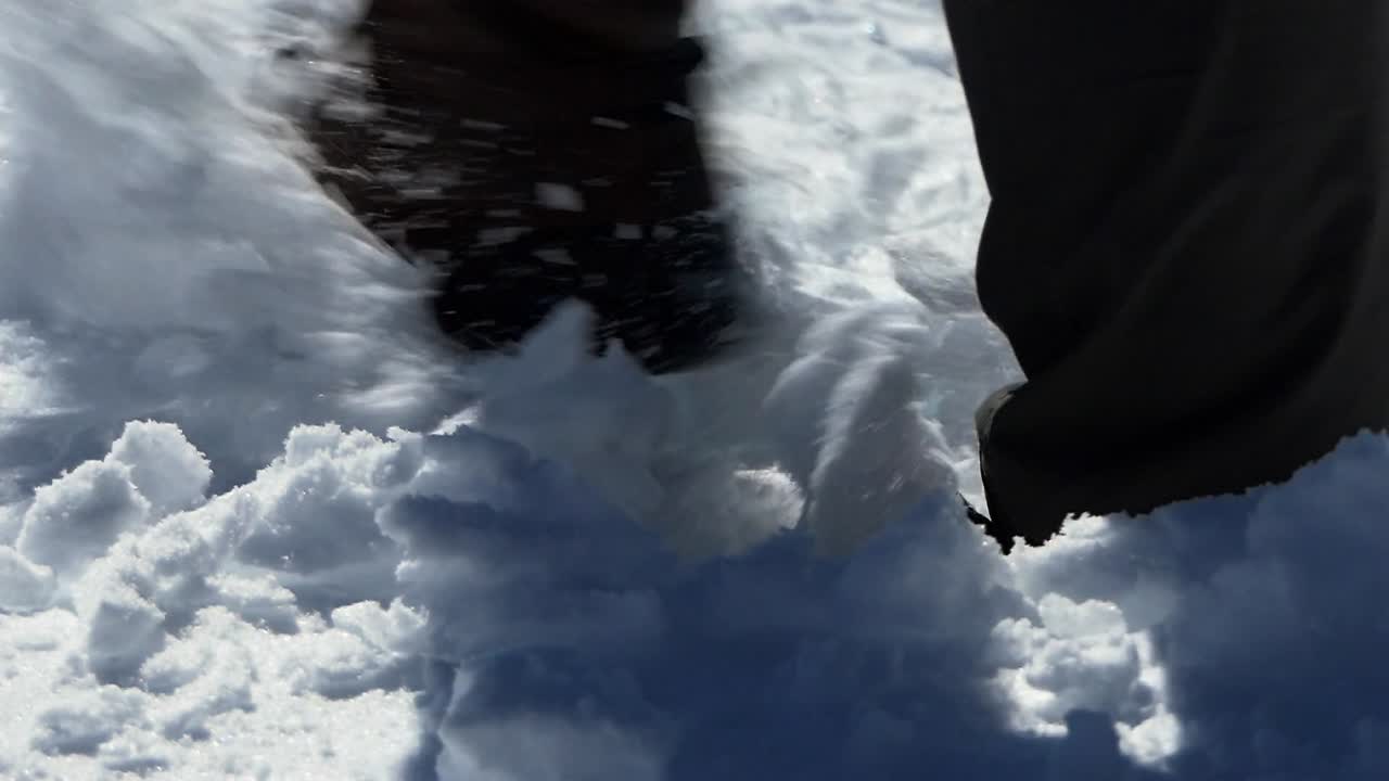 등산화를 신고 깊은 눈 속에서 하이킹