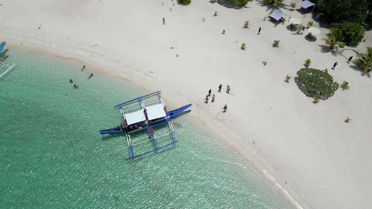 ⁇ 크 보트와 해변을 돌아다니는 관광객들을 내려다보는 공중 비행기