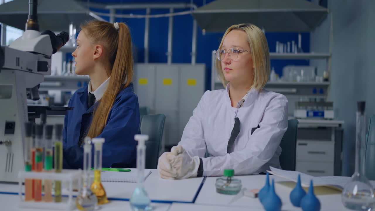 двое ученых работают в лаборатории