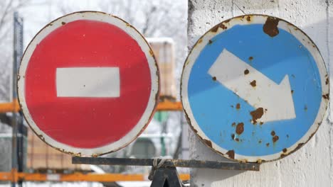 señal de flecha y señales de parada que muestran el camino a los conductores en la calle