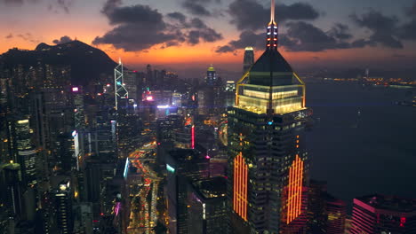toma aérea de drones acercándose a la plaza central, distrito de wan chai en hong kong con un impresionante resplandor vespertino