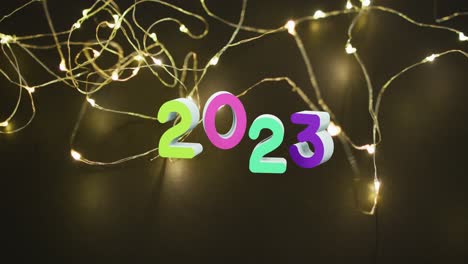 animación del texto de 2023 y decoraciones navideñas en el fondo
