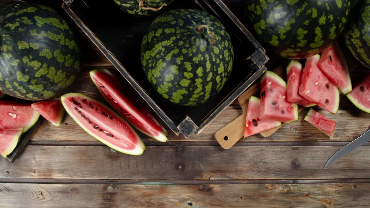 y una sandía cortada en rodajas en la mesa.