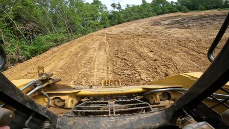 pov mientras opera una minicargadora para alisar y nivelar la suciedad en un sitio de desarrollo de tierras