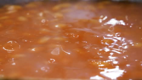 frijoles horneados en salsa de tomate