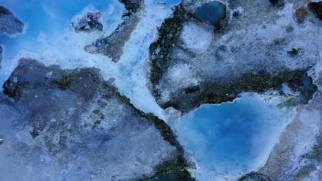 aguas termales humeantes al anochecer, sitio geológico de hot creek, bosque nacional inyo, antena de arriba hacia abajo