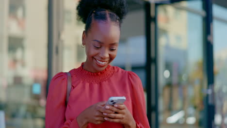 Ciudad,-Teléfono-Y-Mujer-Negra-Con-Felicidad