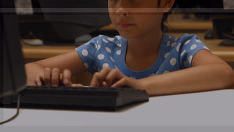 animación de una chica caucásica usando una computadora y sonriendo en la clase en la escuela