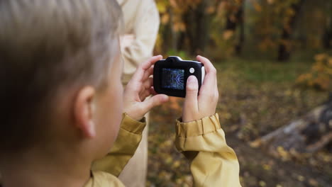 bambino con una piccola telecamera all'aperto