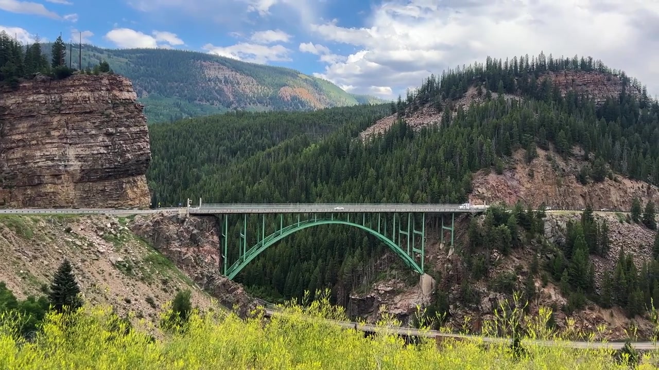 Ponte Red Cliff sul fiume Eagle, punto di riferimento storico del Colorado, USA, nella stagione primaverile ed estiva