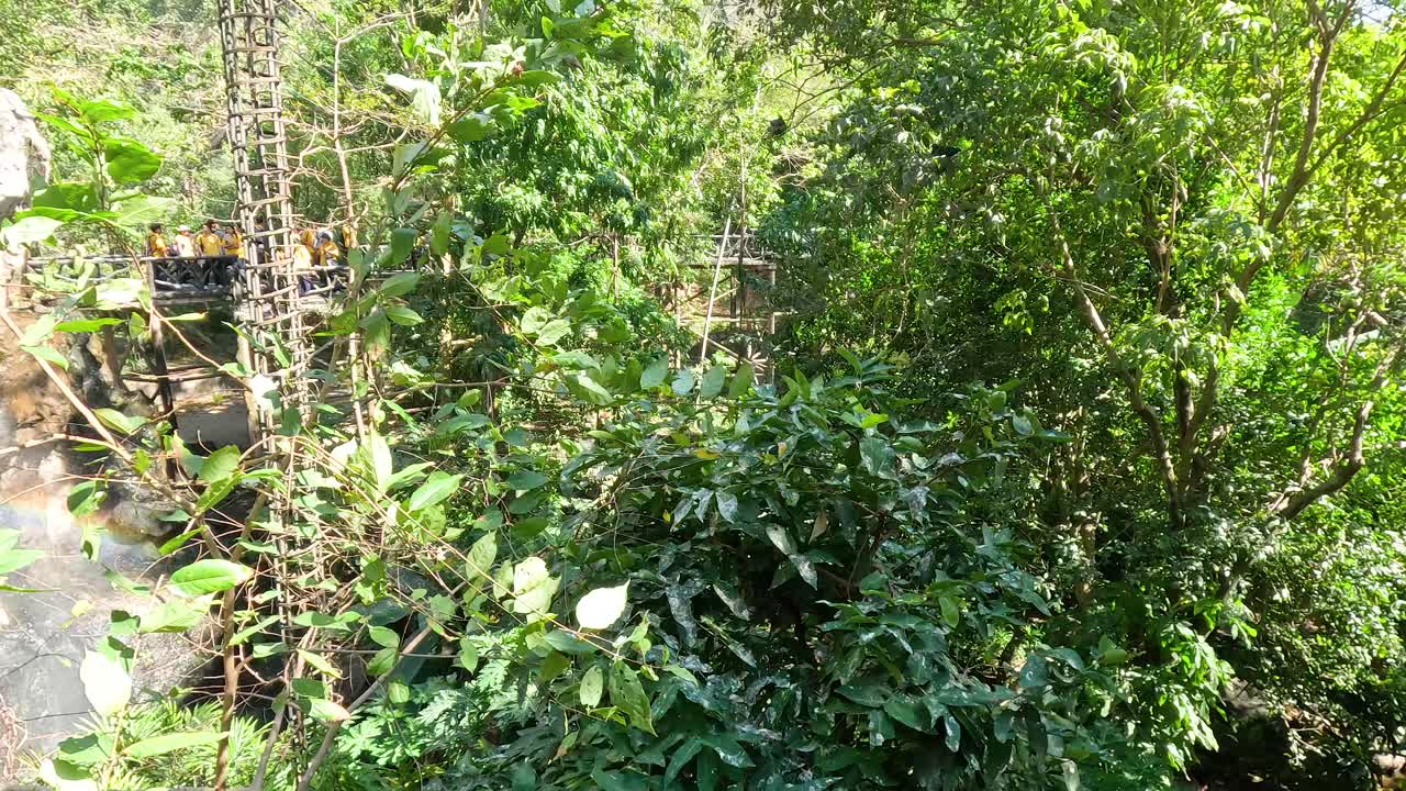 los visitantes disfrutan de la exuberante vegetación y las vistas a las cascadas.