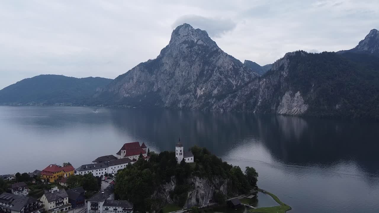 드론으로 촬영한 배경에 트라운슈타인 산이 있는 트라운슈타인 교회