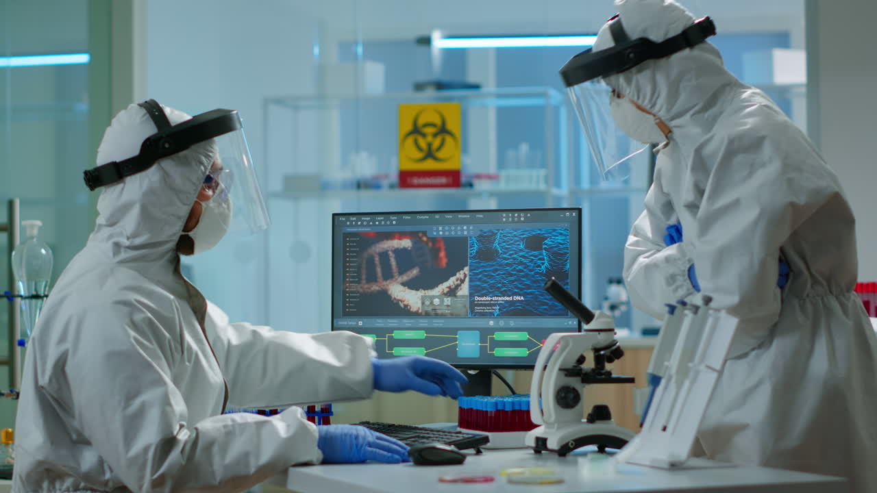биотехнологический ученый в костюме ppe проводит исследования в оборудованной лаборатории
