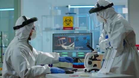 científico de biotecnología con traje de ppe investigando en un laboratorio equipado