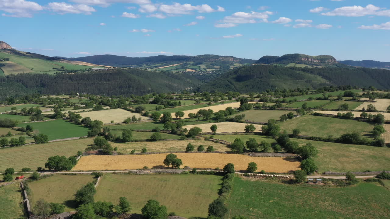Campi e siepi del bocage di Marvejols, bosco misto e pascolo. Ripresa aerea di montagne.