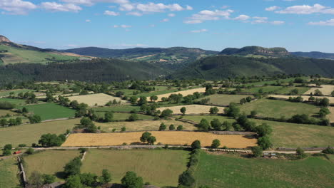 marvejols bocage campos y setos mezclado madera y pasto. montañas disparadas desde el aire